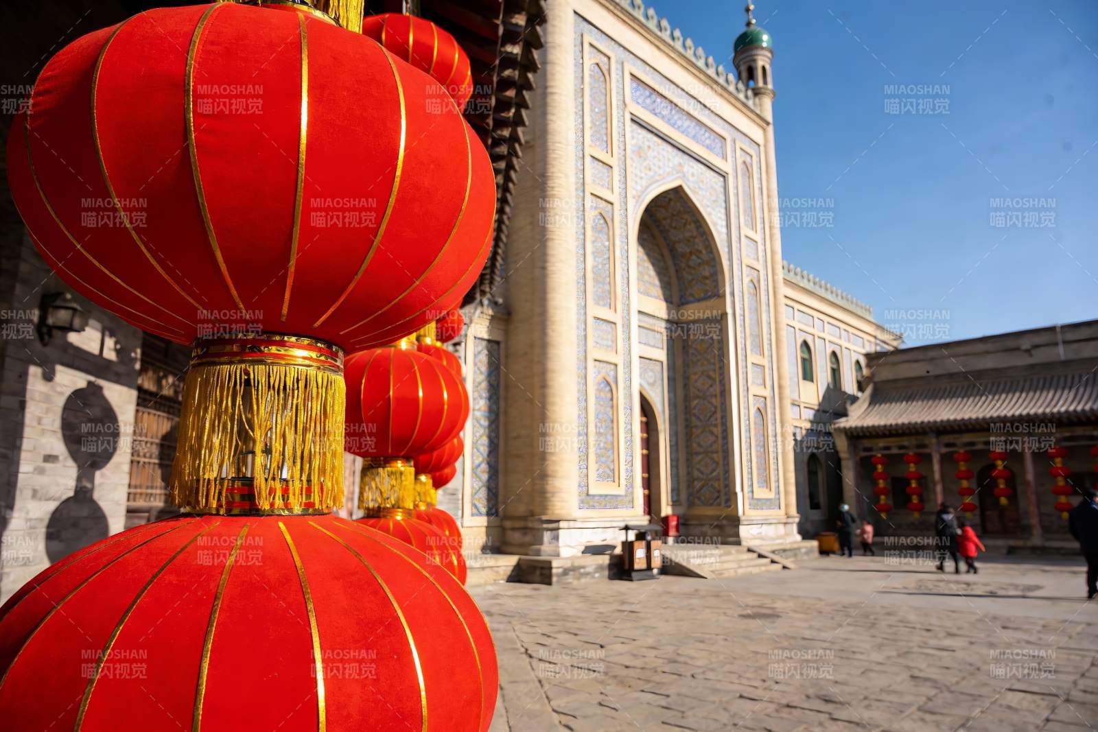 红灯笼映衬下的古建筑庭院图片