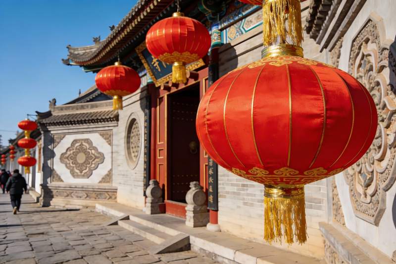 古建筑前红灯笼高挂图片