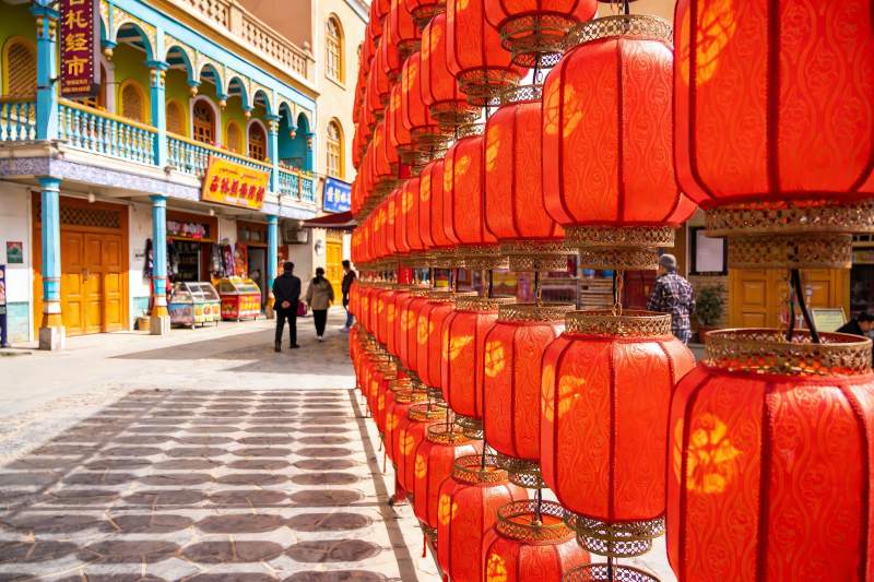 红灯笼街道节日氛围浓厚图片