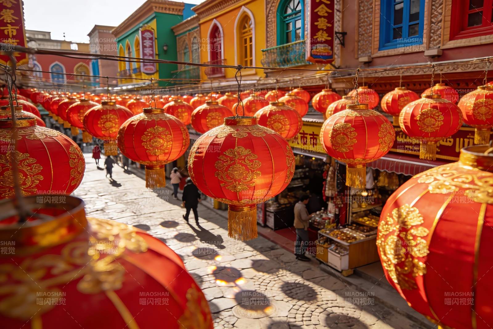 红灯笼装饰的热闹街市图片