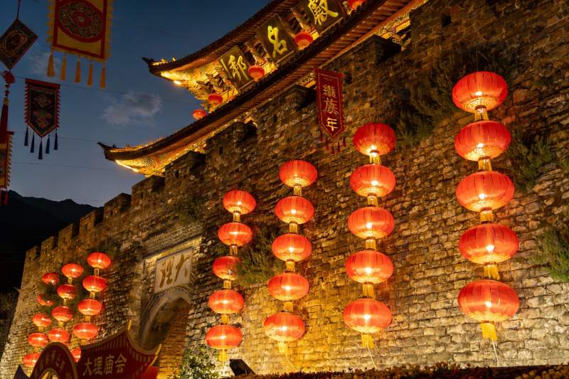 古墙红灯笼夜景图片