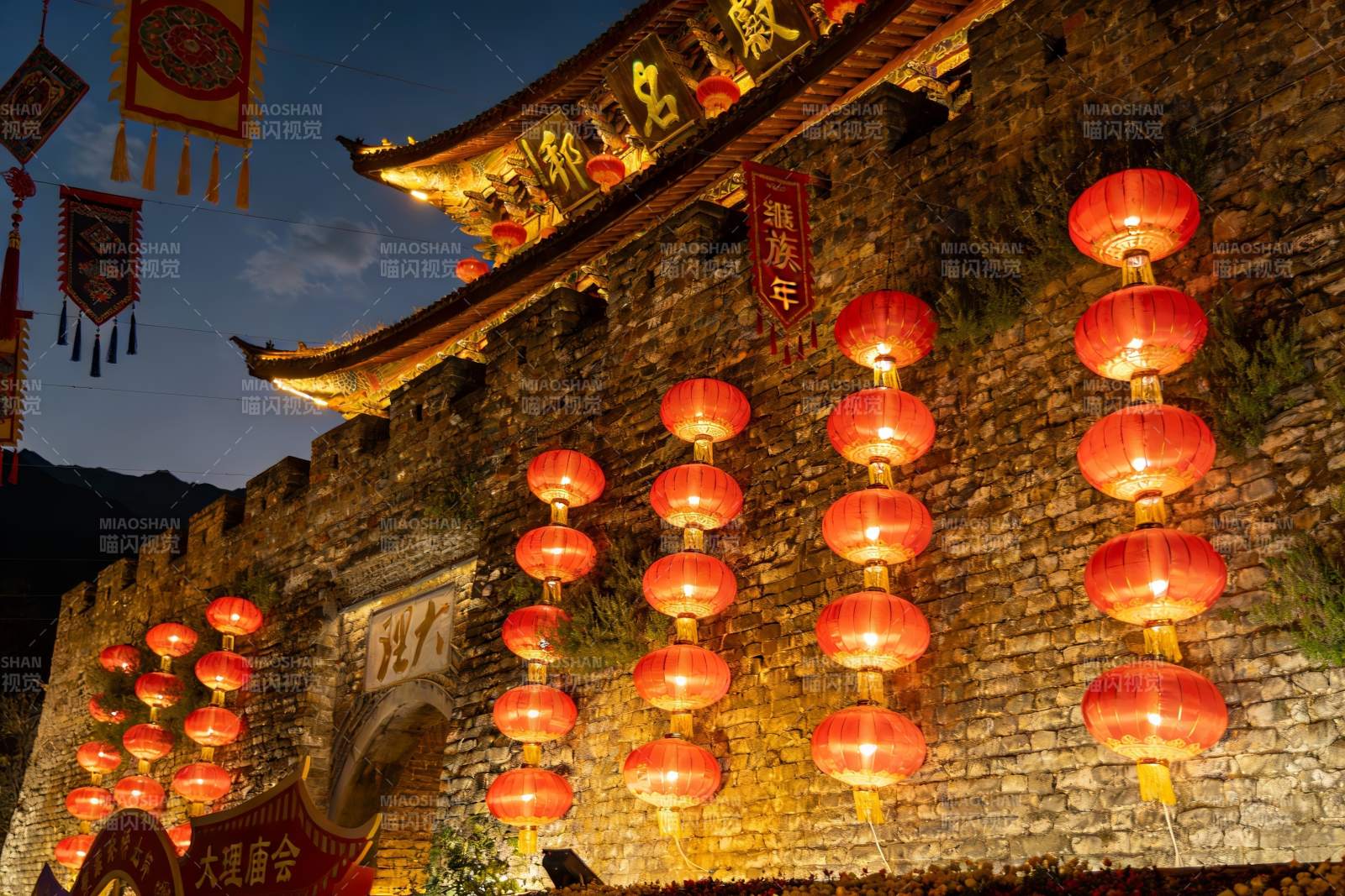 古墙红灯笼夜景图片