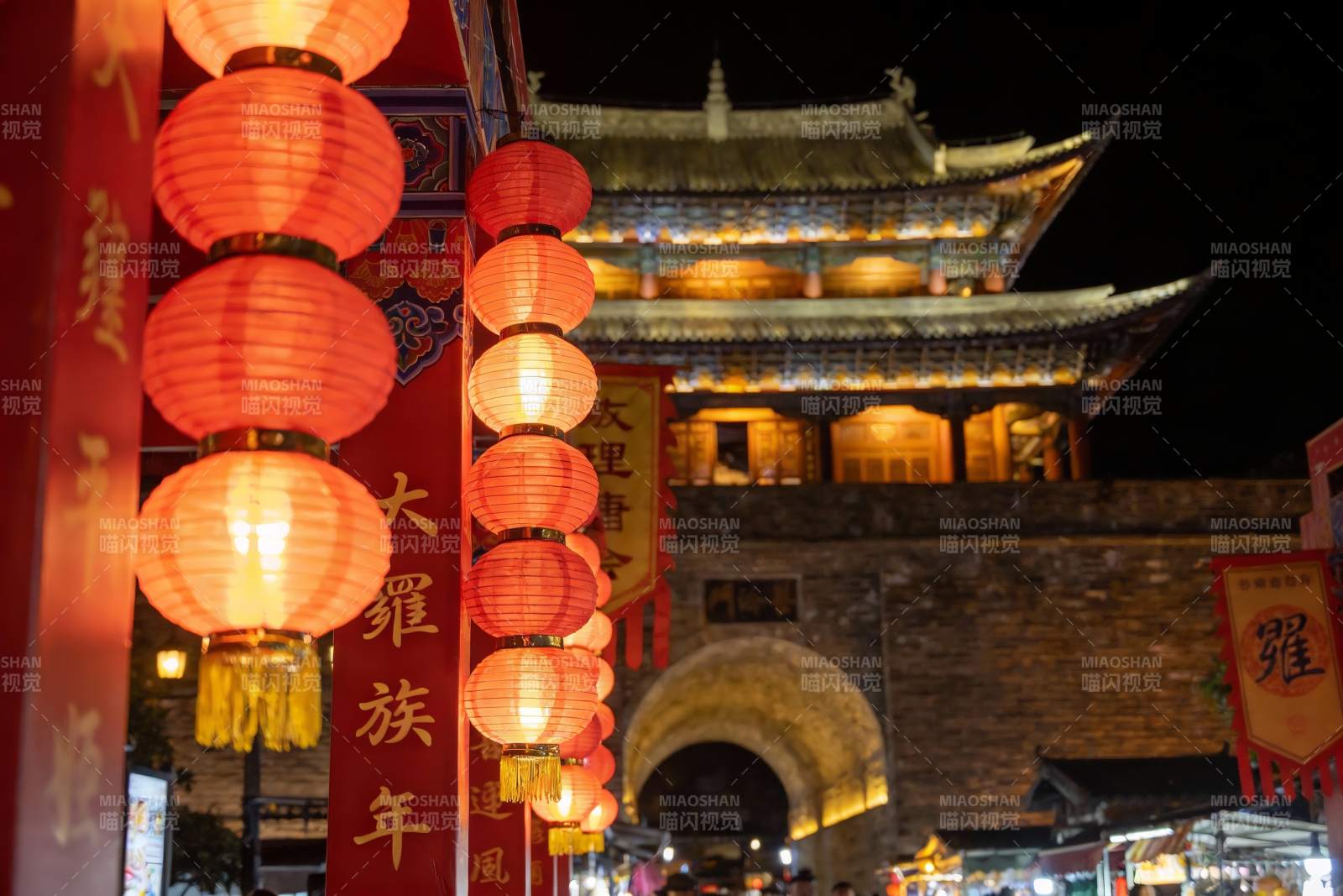 夜色古建筑灯笼高挂图片