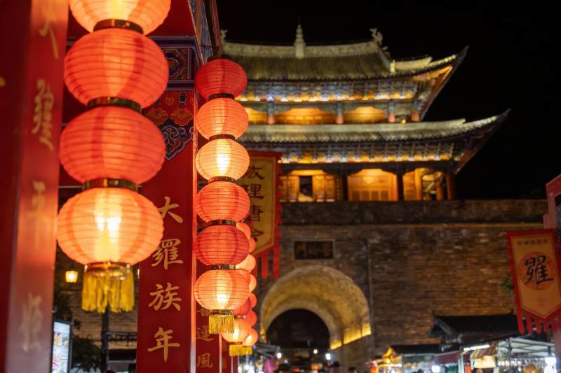 夜色古建筑灯笼高挂图片