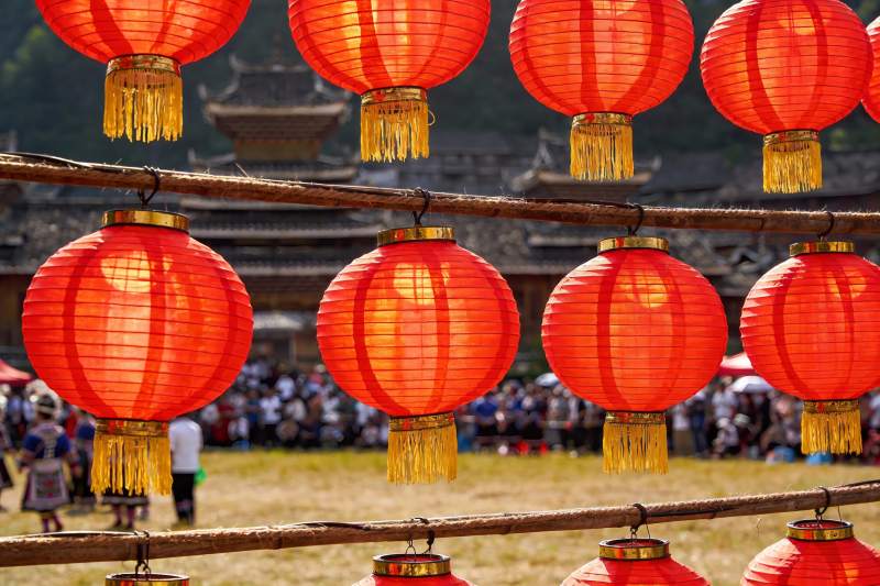 红灯笼挂满节日庆典现场图片