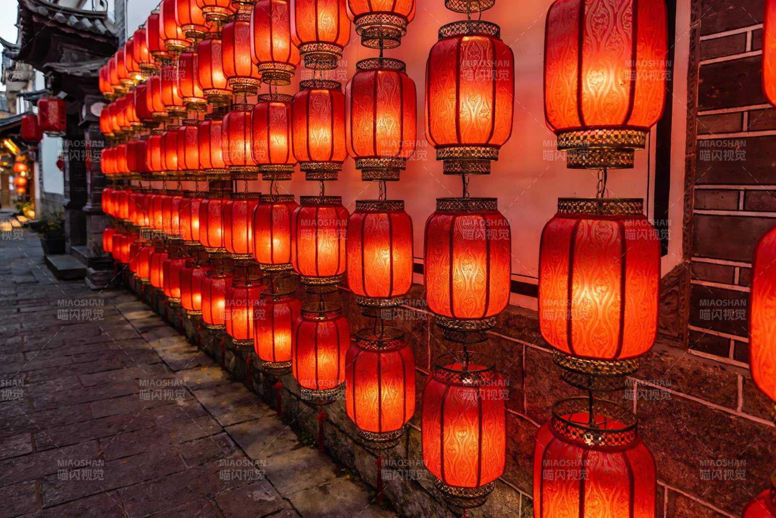 古街红灯笼夜景图片