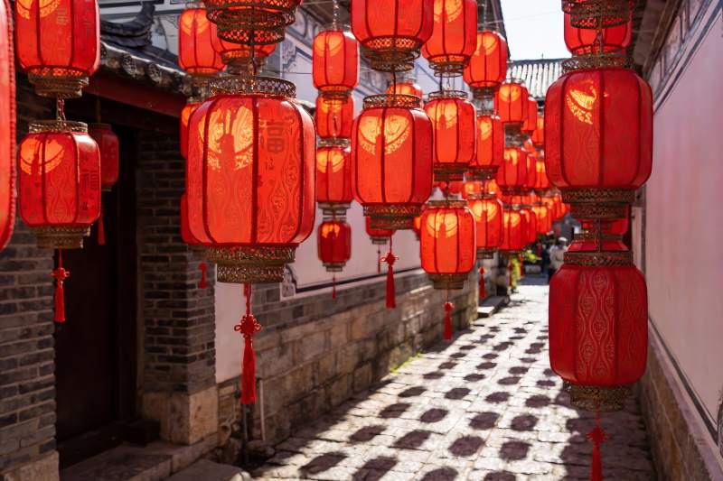 古巷红灯笼高挂节日氛围浓图片