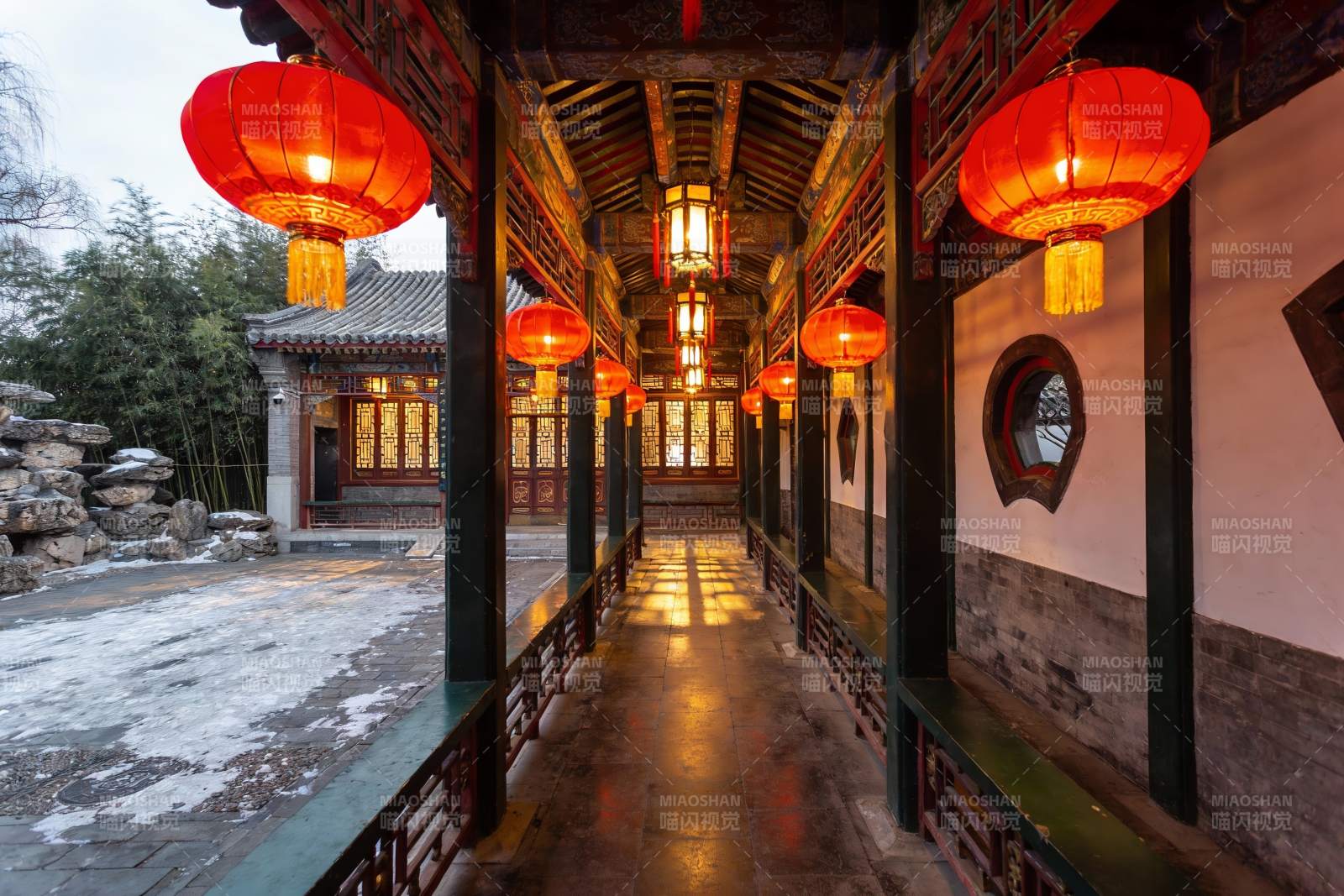 古建筑长廊红灯笼冬景图片