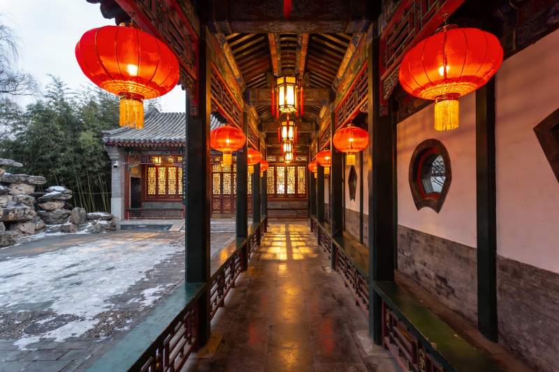 古建筑长廊红灯笼冬景图片