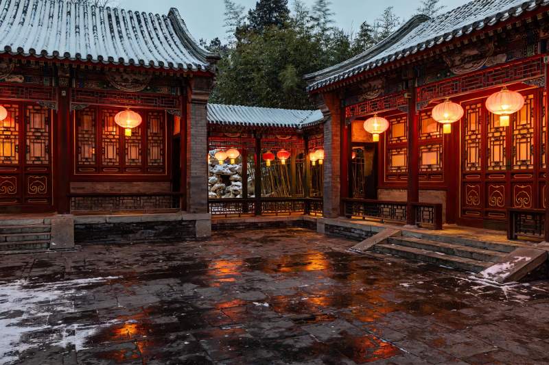 雪夜古建筑庭院灯笼映照图片