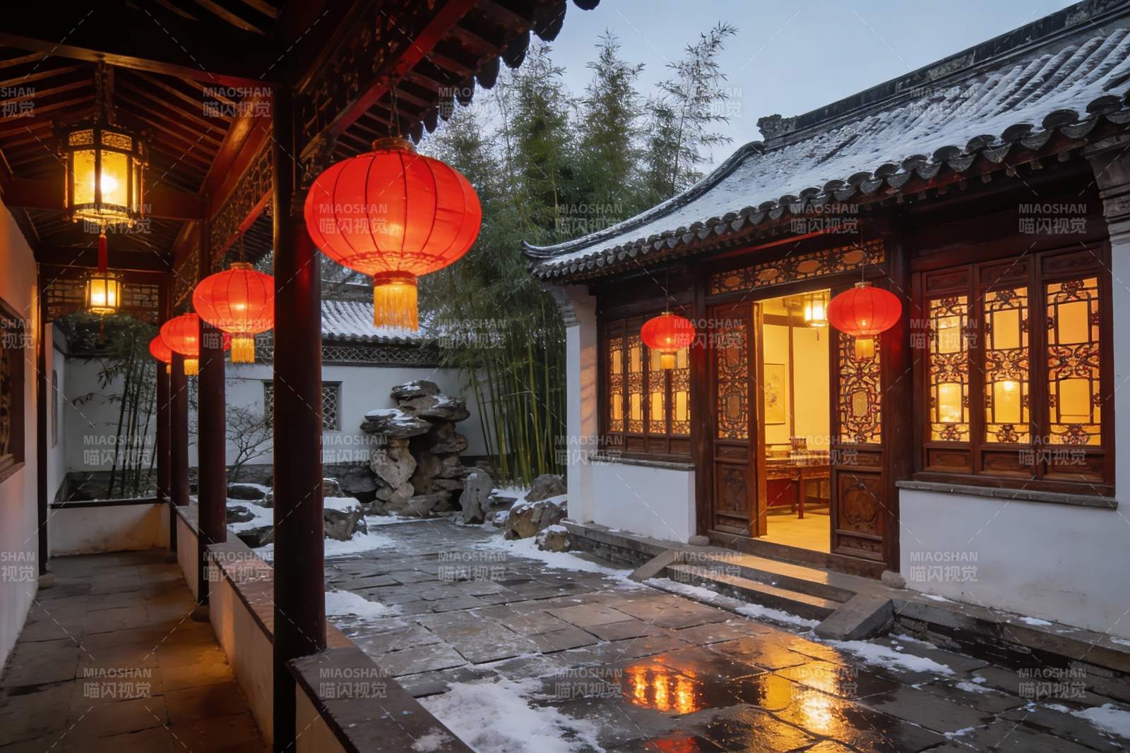 雪夜古建筑庭院灯笼映照图片