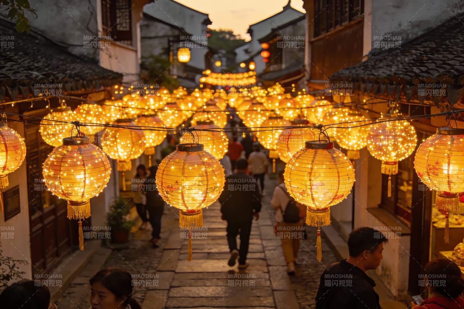 古街夜景灯笼高挂游人漫步图片