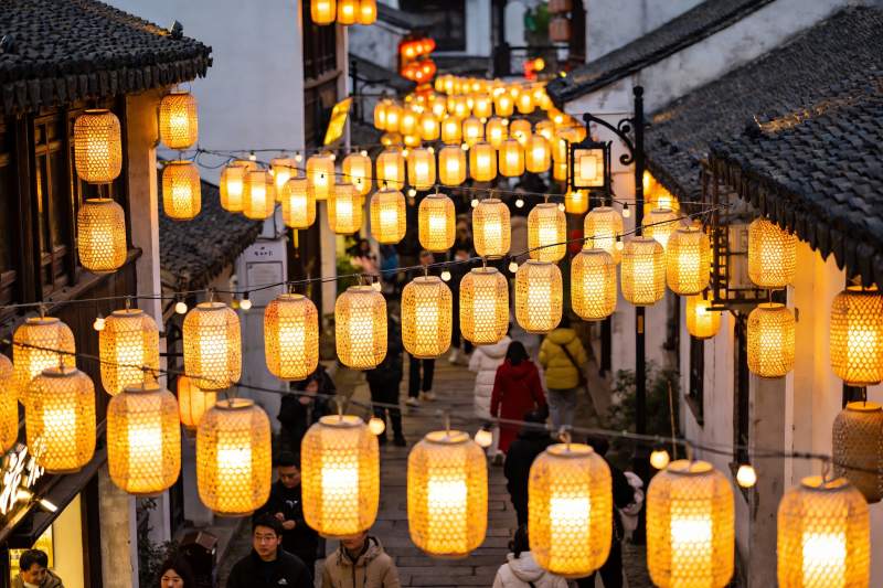 古街夜景灯笼高挂游人如织图片