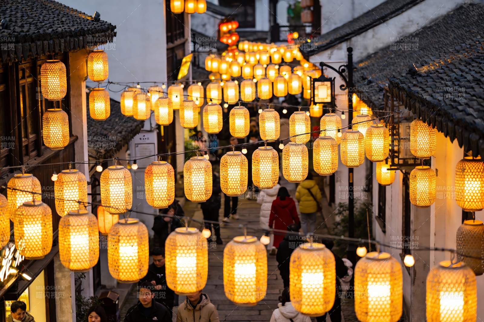 古街夜景灯笼高挂游人如织图片