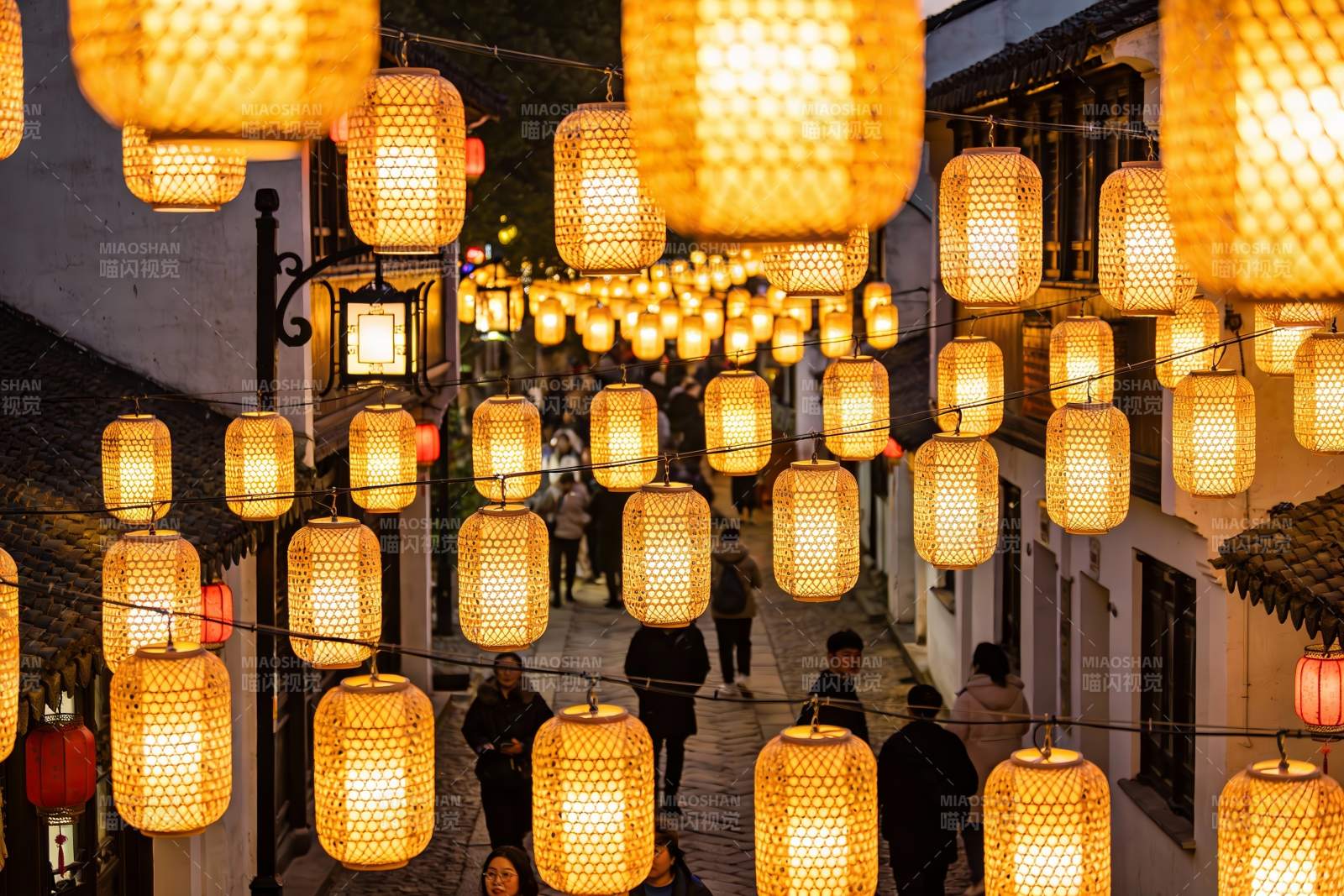 古街夜景灯笼高挂行人漫步图片