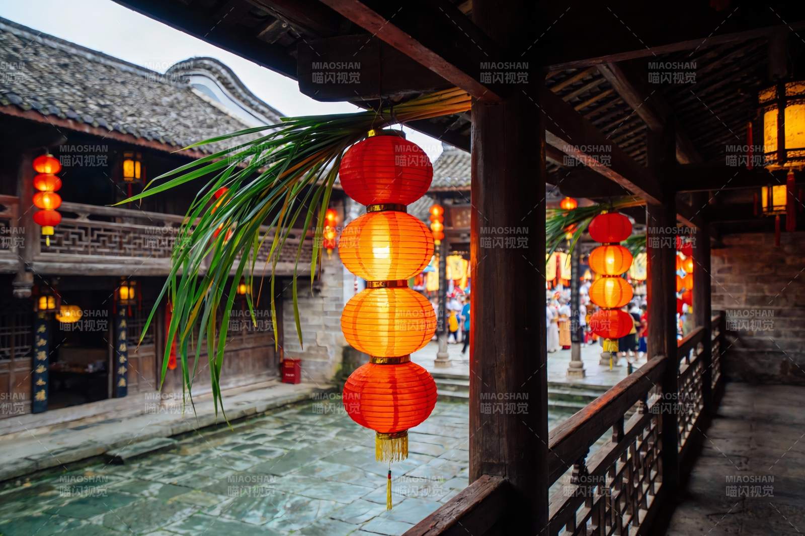 古建筑长廊挂红灯笼图片