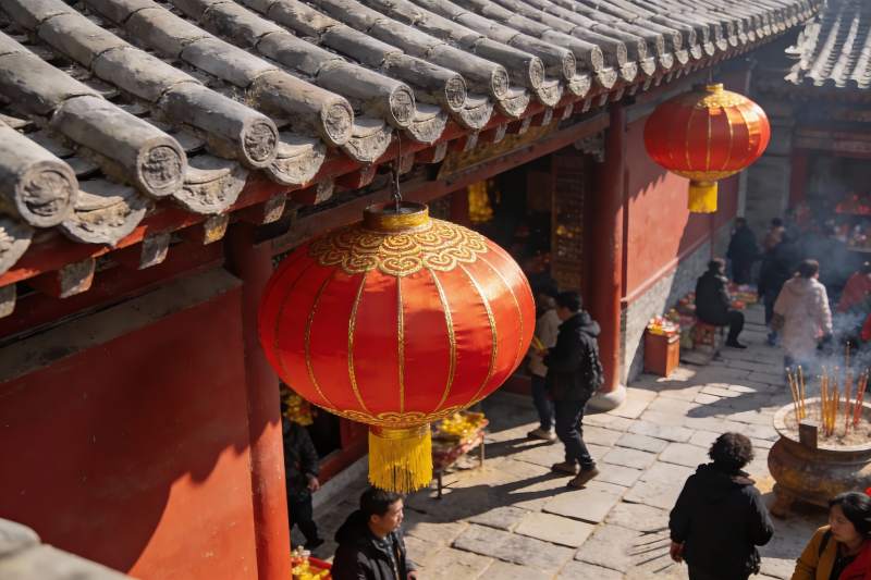 古建筑庭院挂红灯笼祈福图片