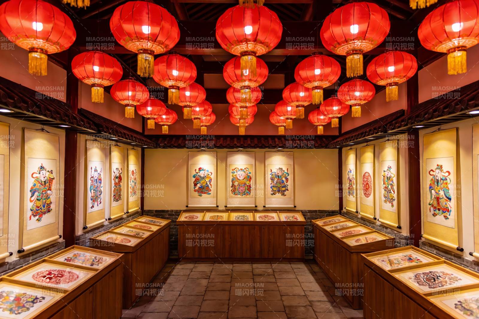 古色古香展厅挂满红灯笼图片