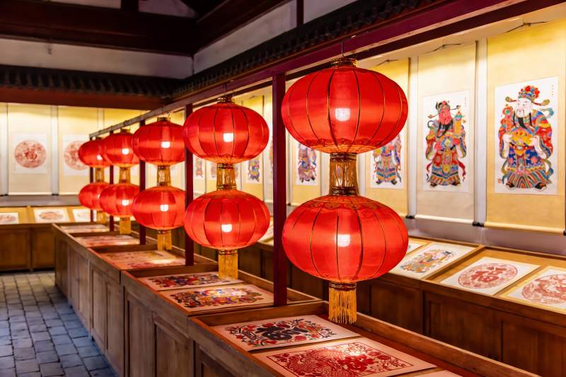 古色古香展厅挂红灯笼图片
