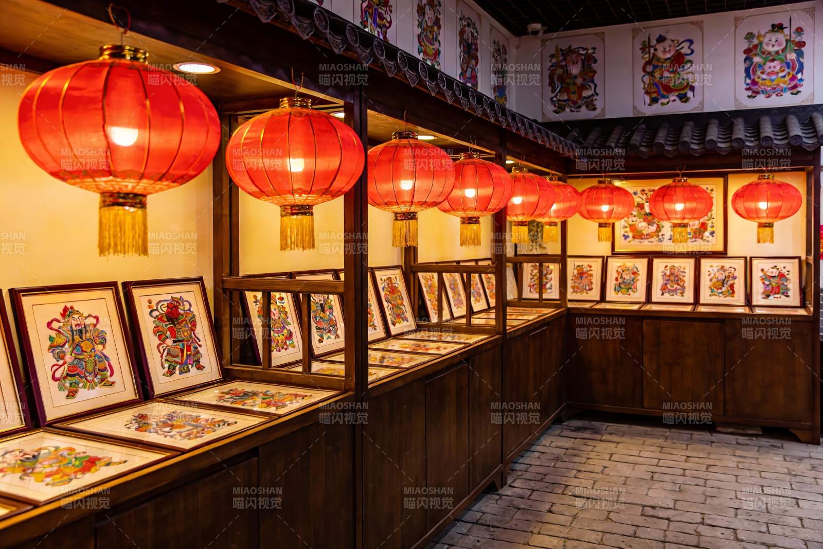 古色古香展厅挂红灯笼图片