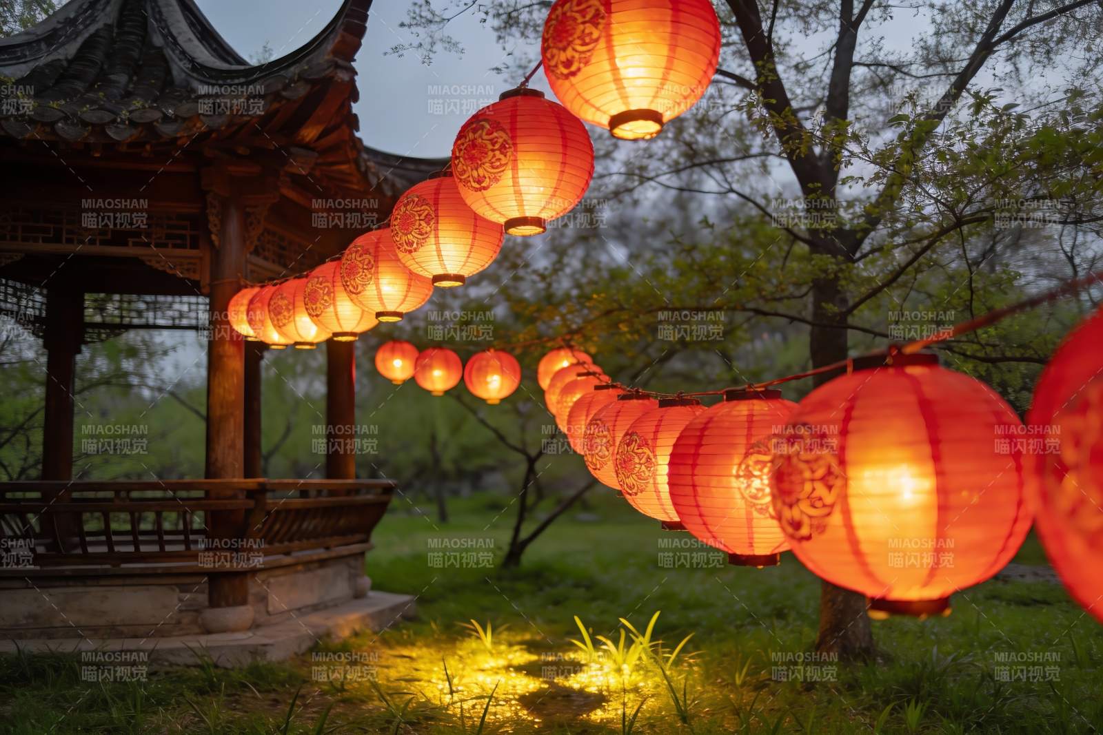 古亭挂红灯笼夜景图片