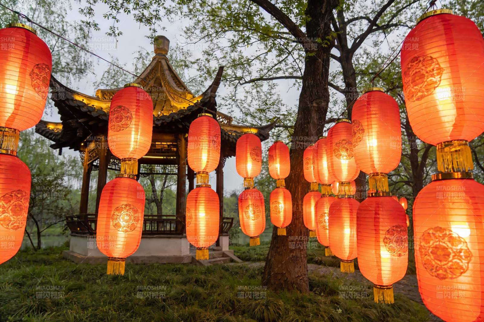 红灯笼映衬古亭夜景图片