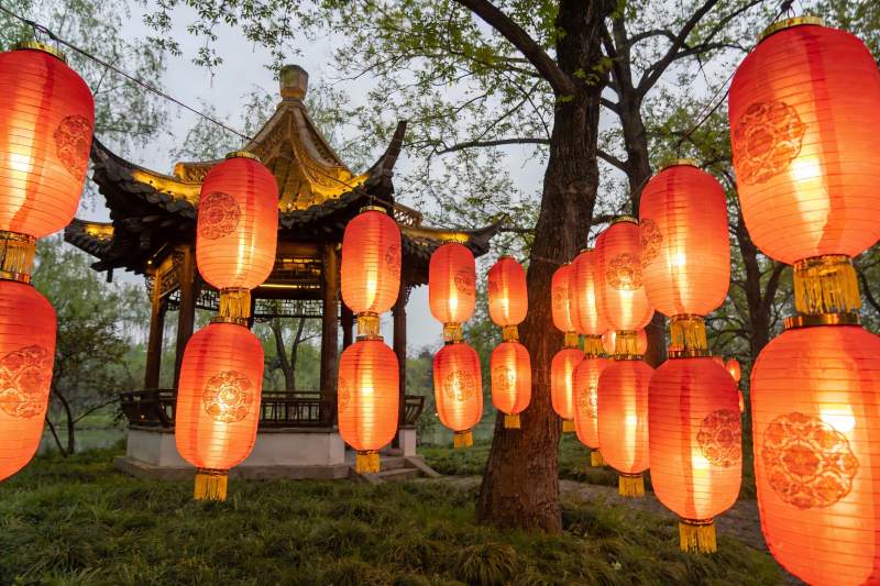 红灯笼映衬古亭夜景图片