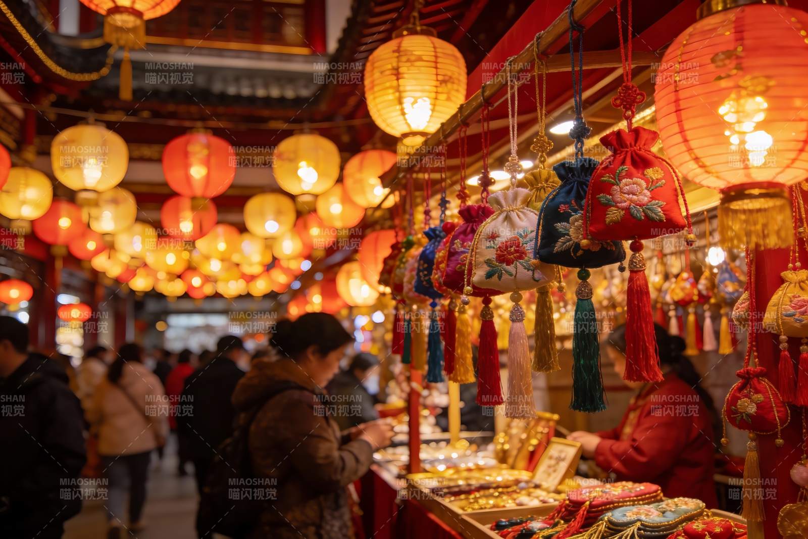 灯笼高挂集市热闹非凡图片