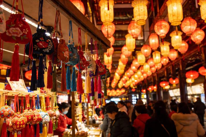 灯笼高挂集市热闹非凡图片