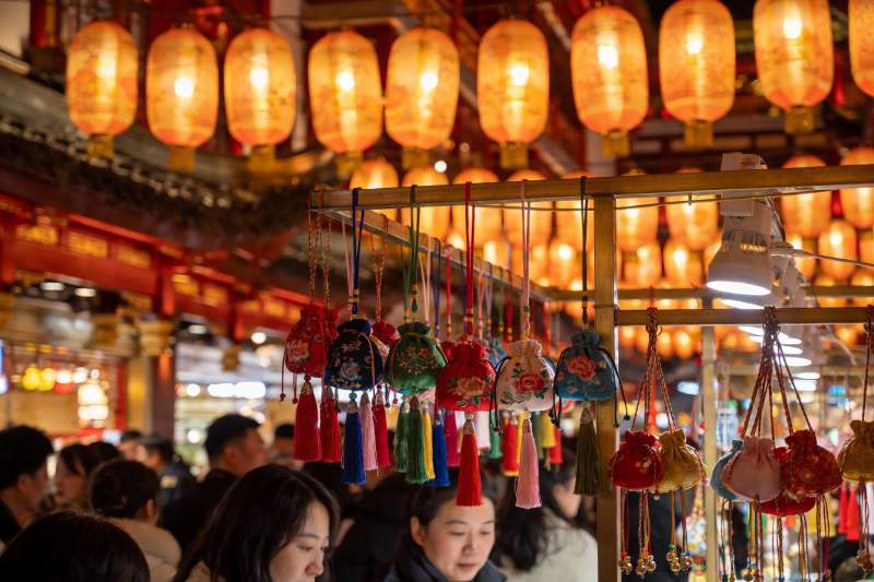 灯笼高挂集市热闹非凡图片