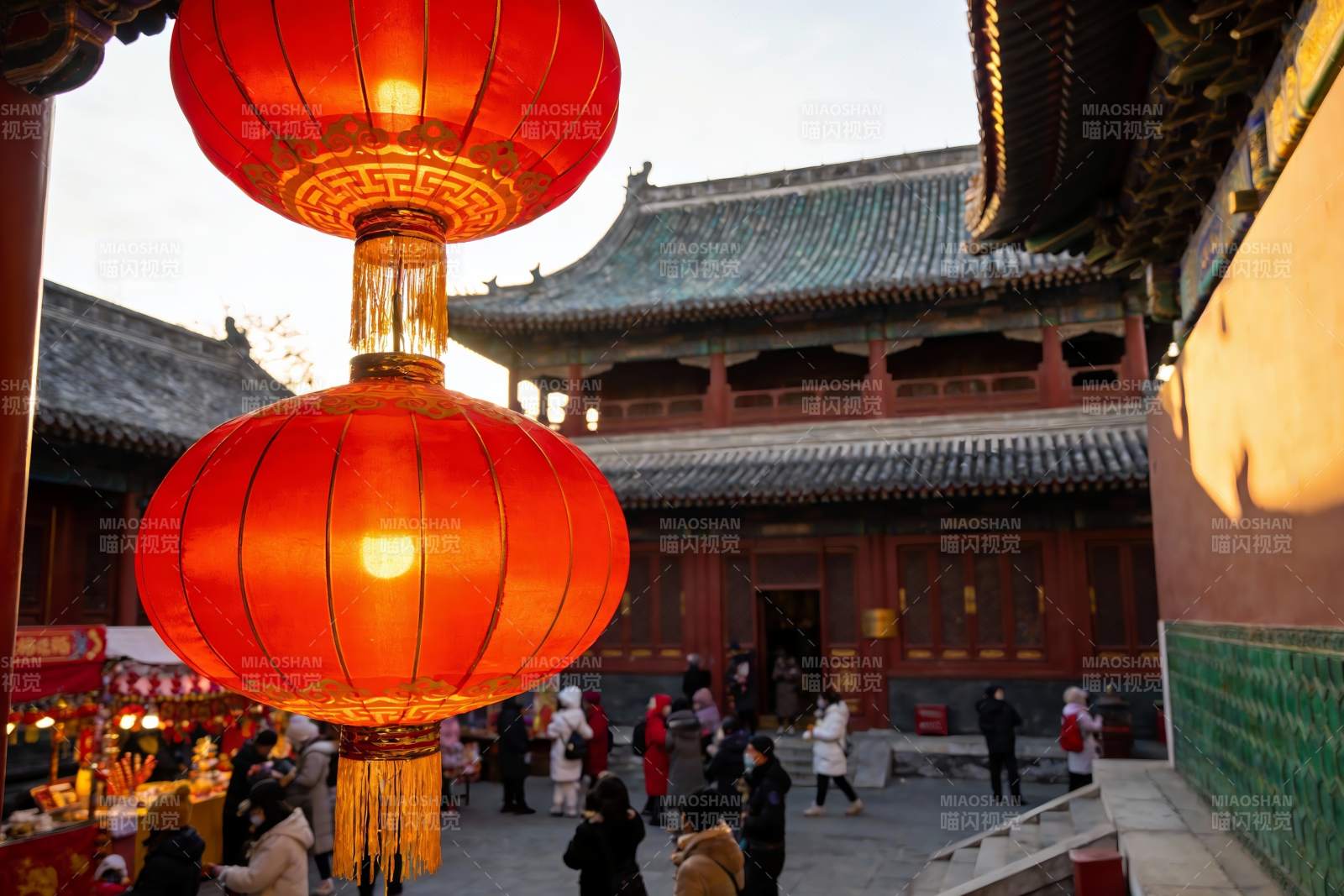 古建筑前红灯笼高挂人群熙攘图片