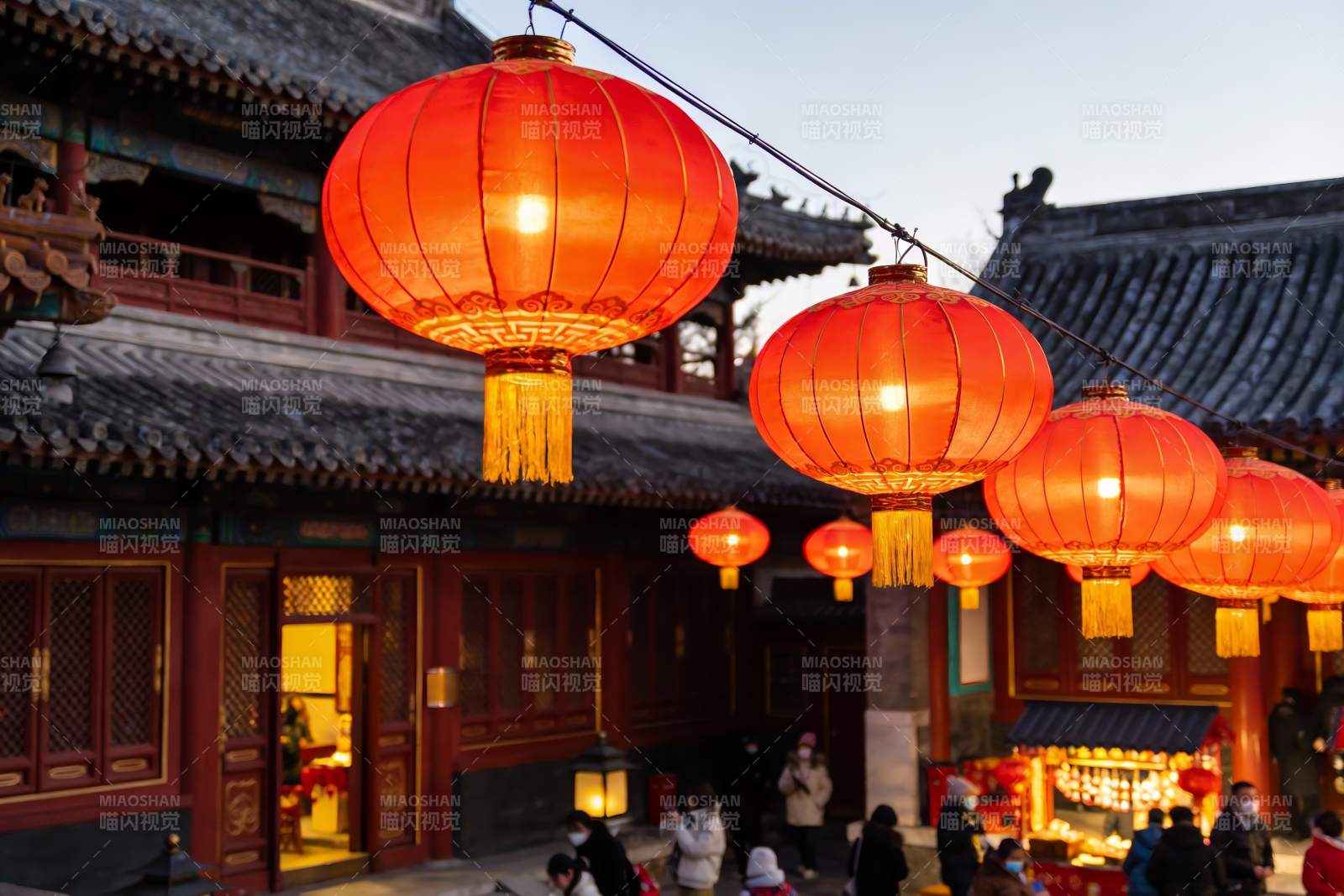 古建筑前挂红灯笼迎佳节图片