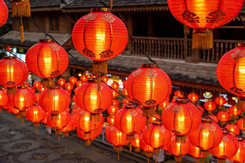 夜色中悬挂的红色灯笼图片