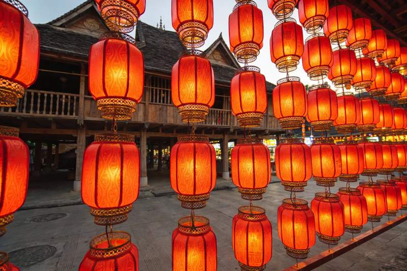 红灯笼挂满古街夜景图片