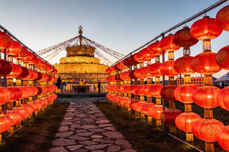 红灯笼装饰的节日塔楼夜景图片