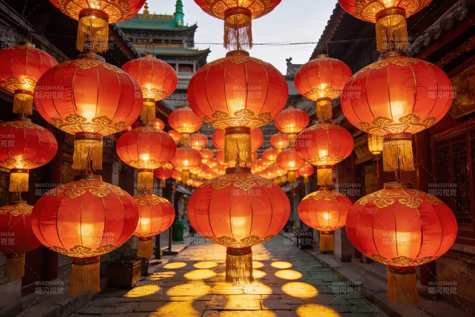 古街红灯笼夜景图片