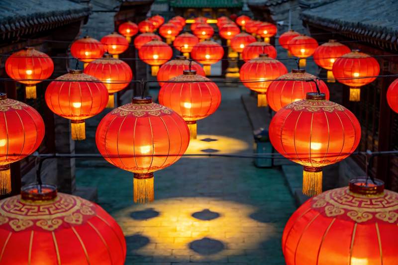 红灯笼照亮古巷夜景图片