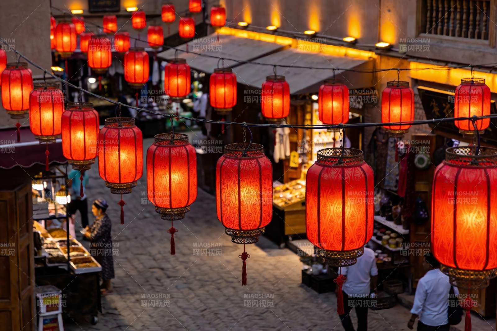 夜市红灯笼高挂行人穿梭图片