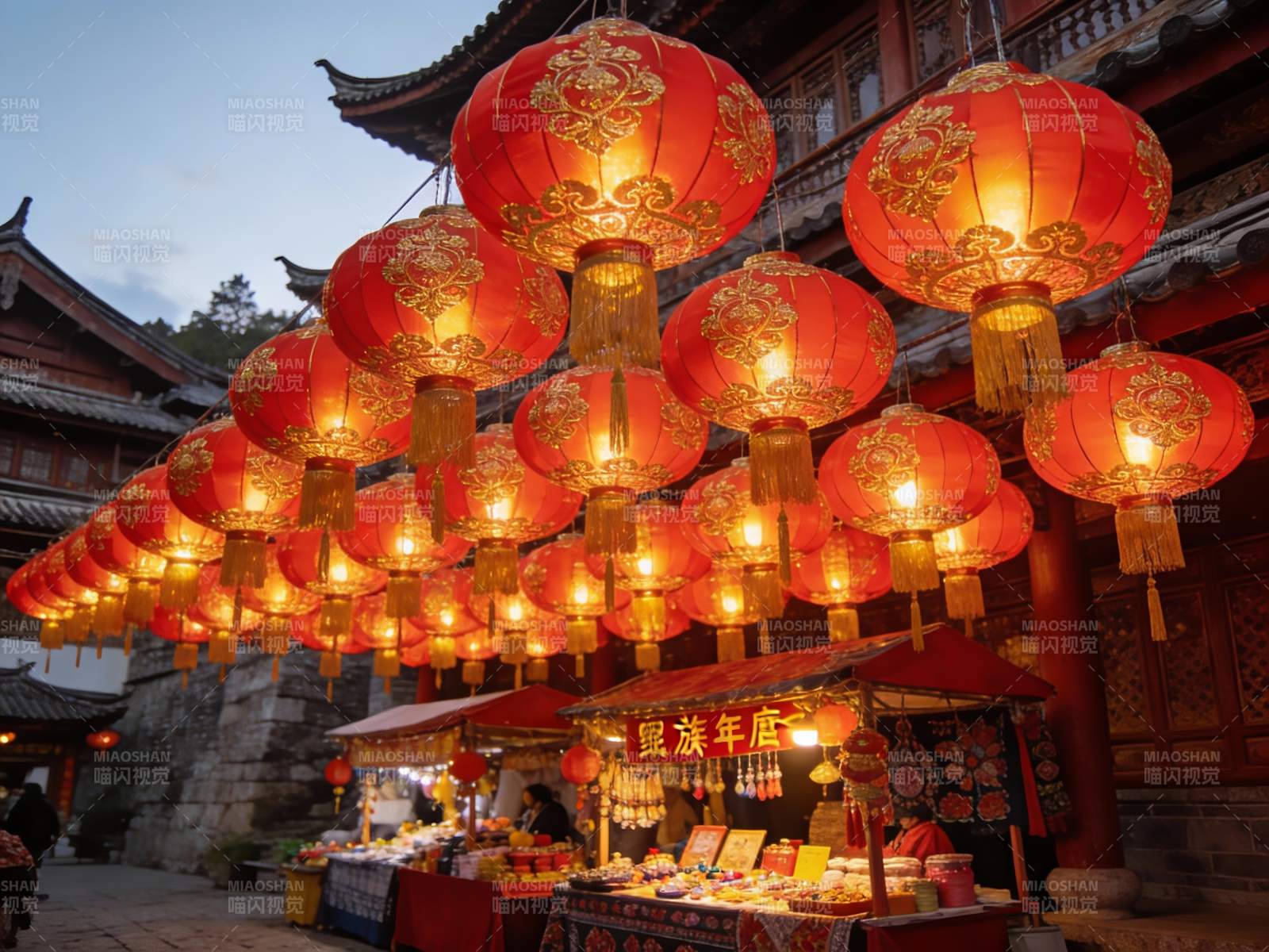 古建筑前挂满红灯笼的夜市图片
