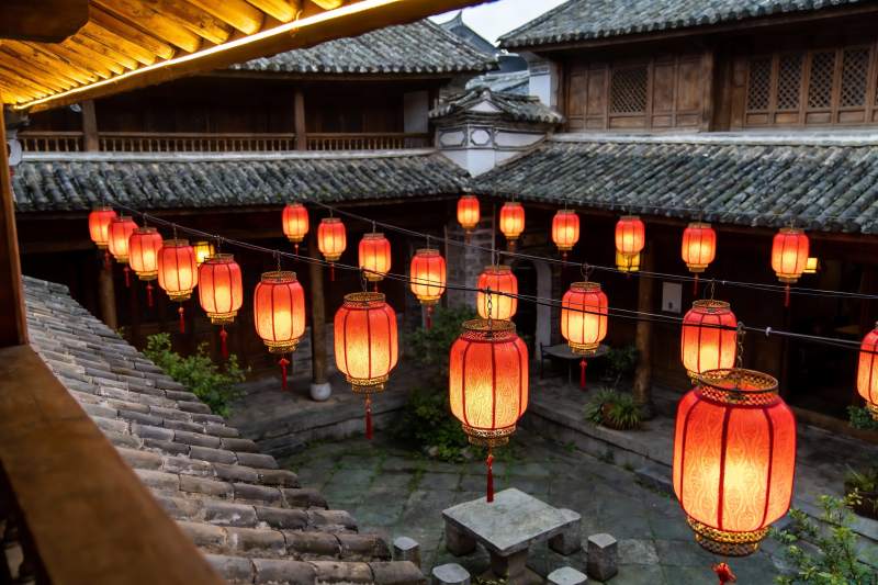 古建筑庭院挂满红灯笼图片