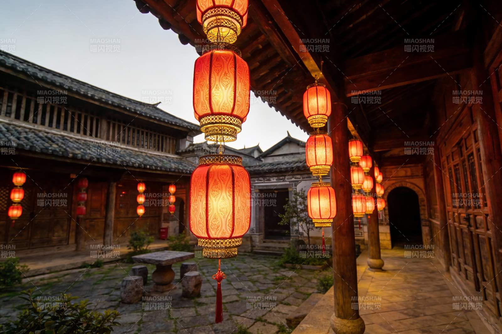 古建筑庭院夜景红灯笼高挂图片