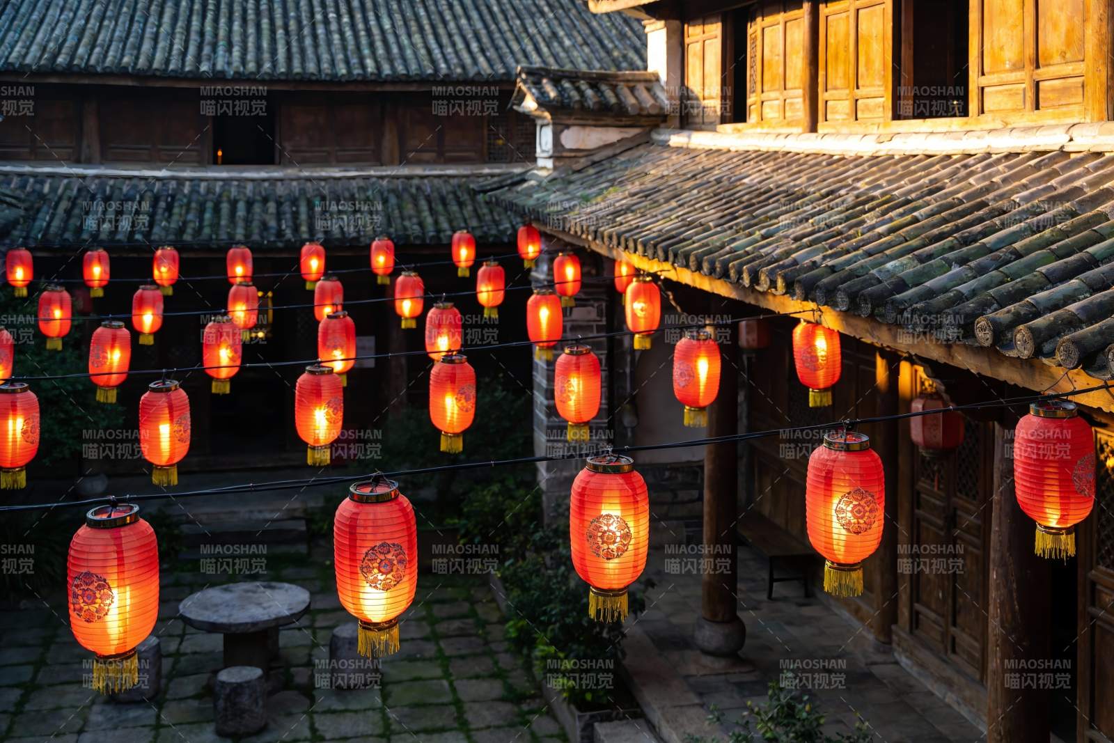 古建筑庭院挂满红灯笼图片