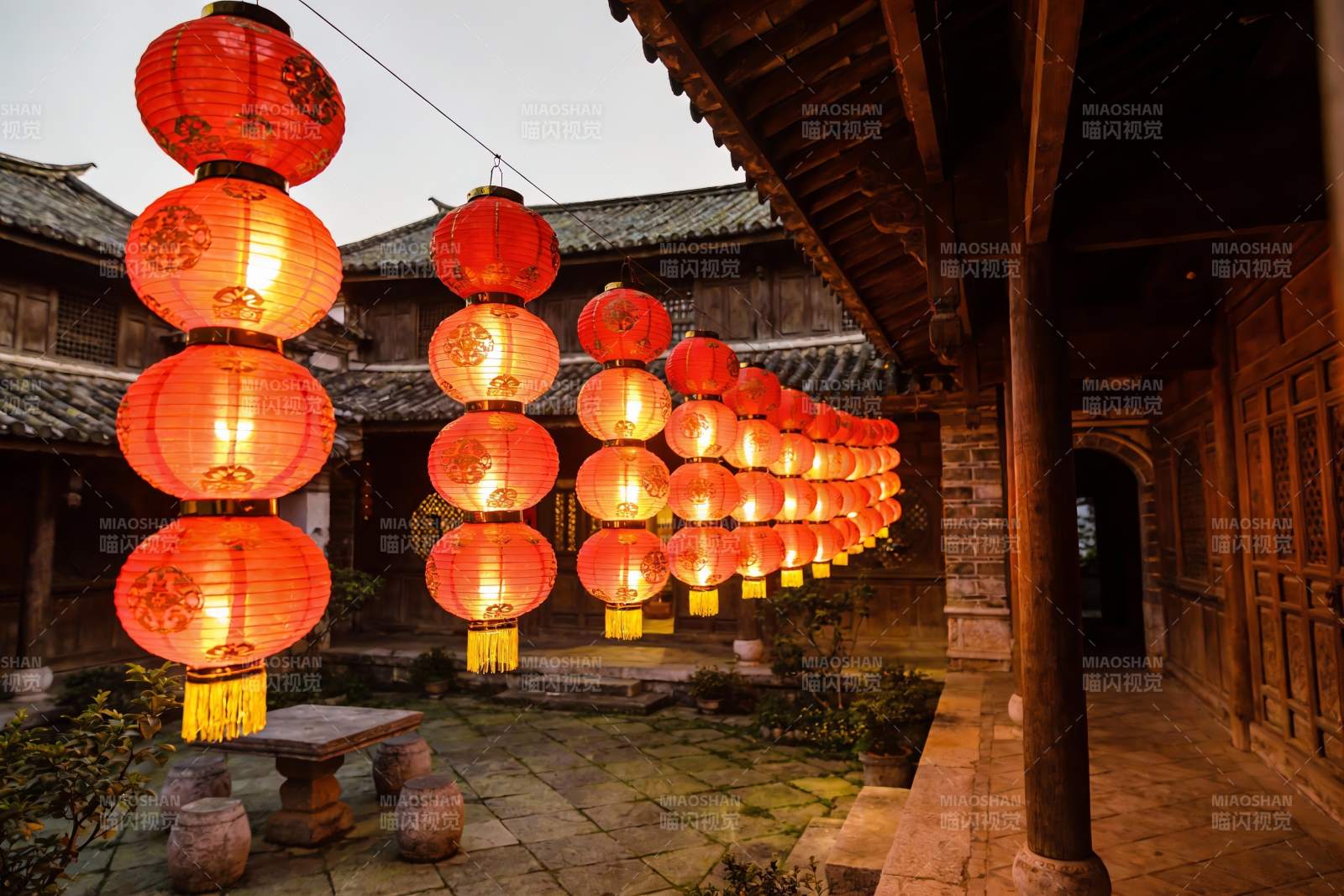 古建筑庭院夜景红灯笼图片