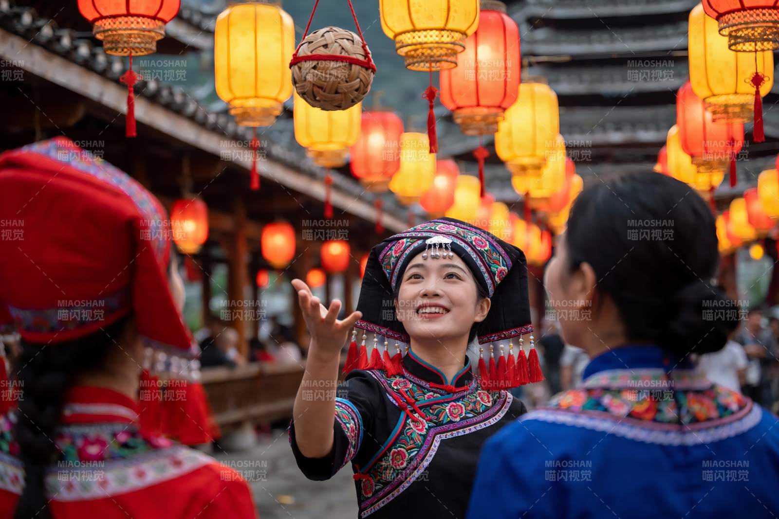 民族服饰女子街头欢笑互动图片