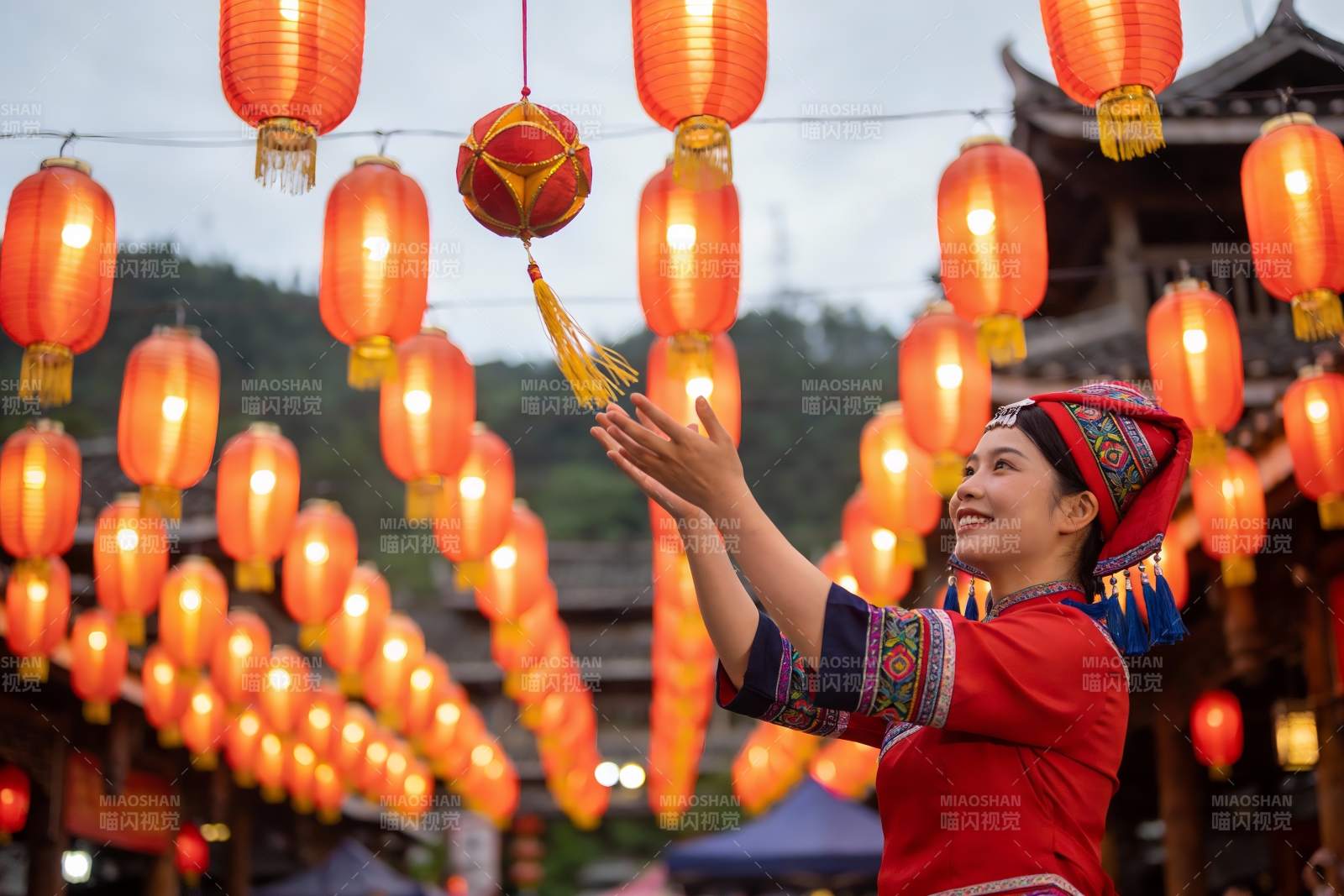 身着民族服饰的女子与红灯笼图片