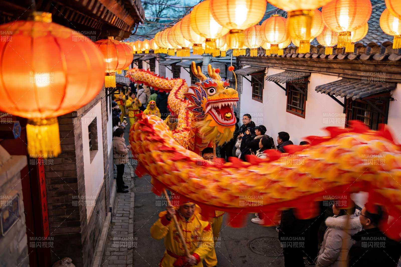 街头舞龙表演热闹非凡图片