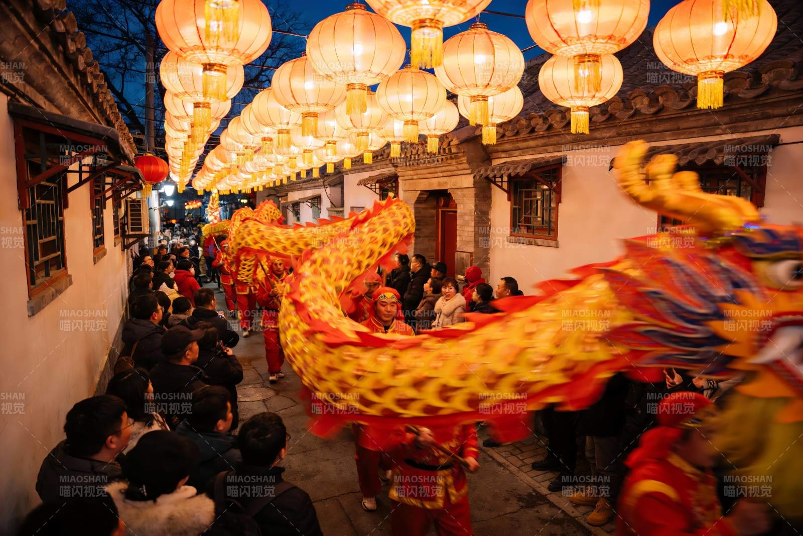夜街舞龙灯会热闹非凡图片