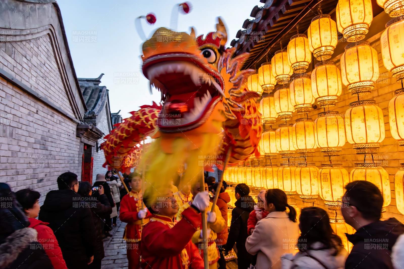 元宵节舞龙灯热闹场景图片