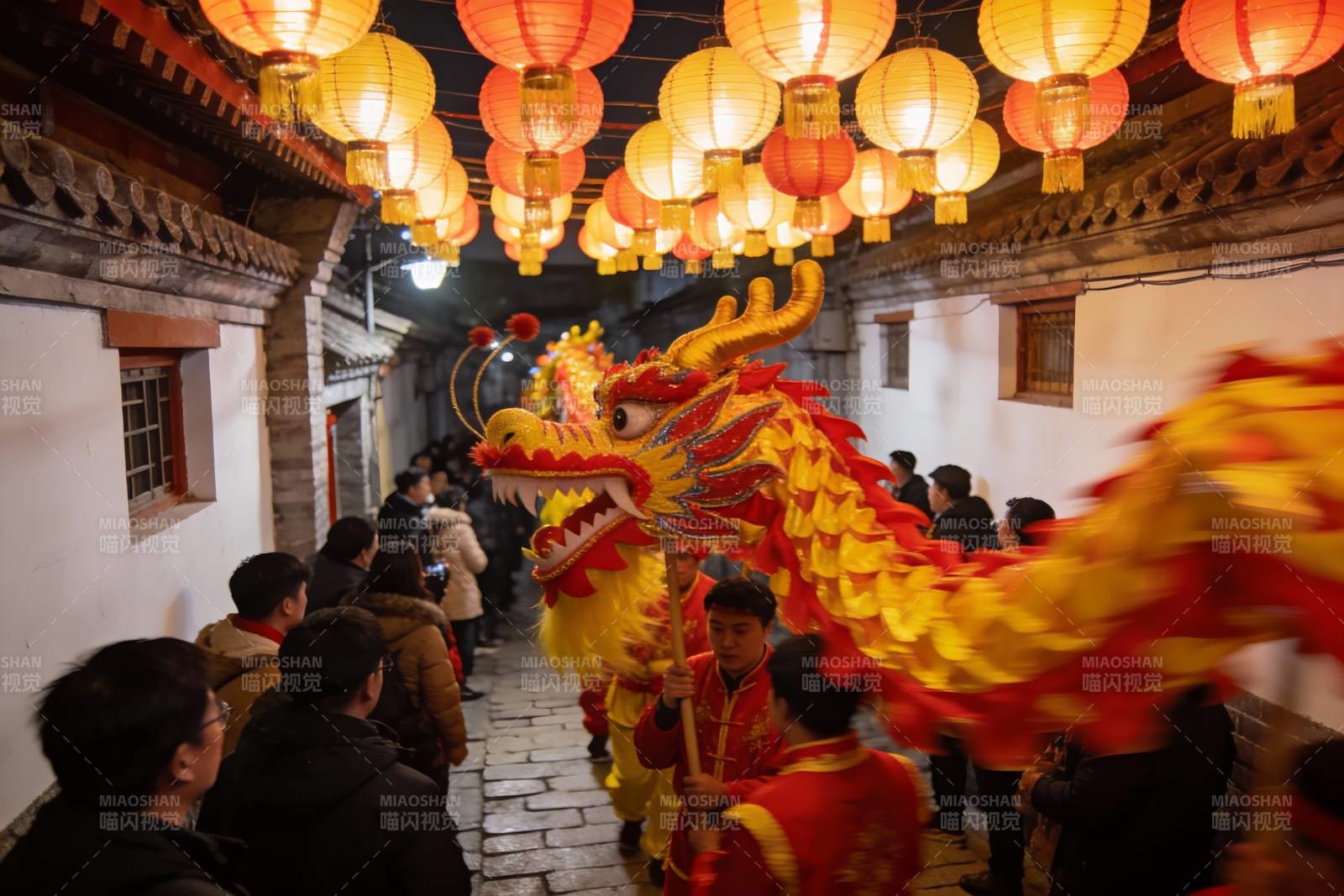 夜街舞龙灯会热闹非凡图片
