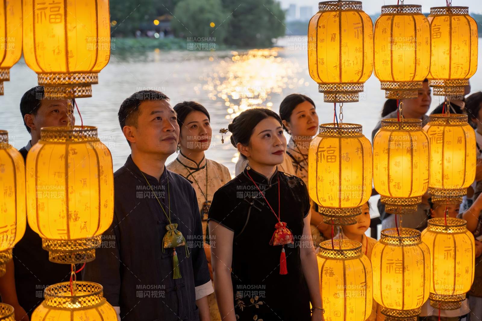 夜游河畔赏灯笼人群图片